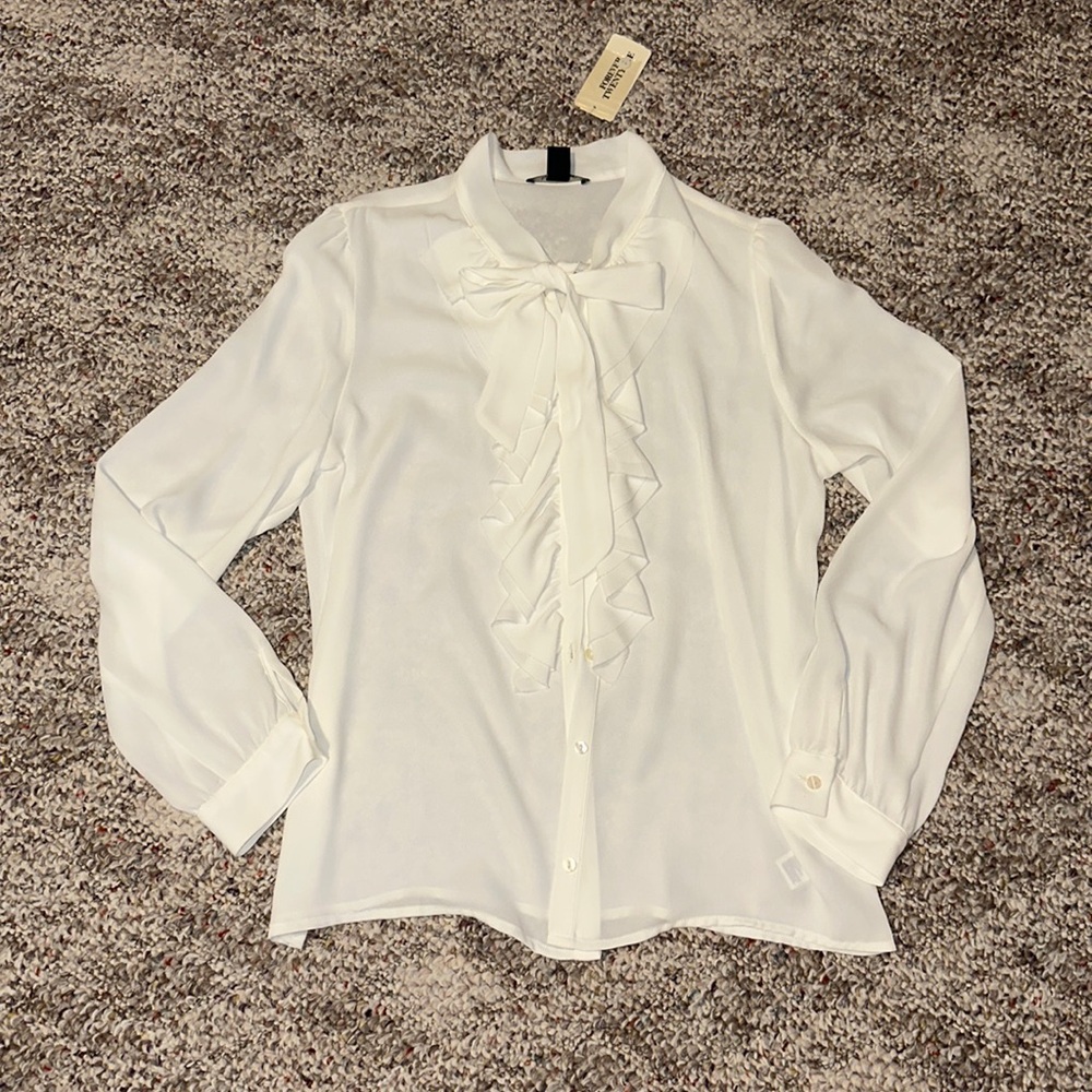 Forever 21 women’s size medium cream button up blouse with ruffles and bow, NWT!